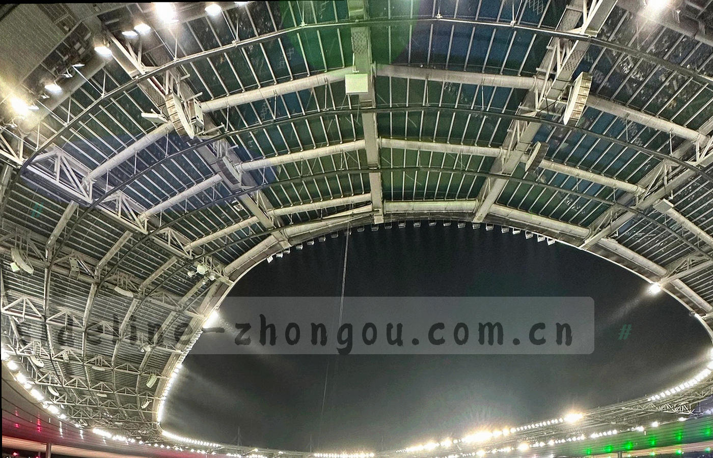 屏幕上的名单网格与倒计时局部特写，元素规整，无真人肖像